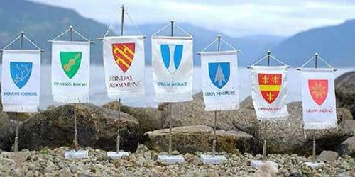 Vimplar med kommunevåpna til dei sju gamle kommunane i Hardanger