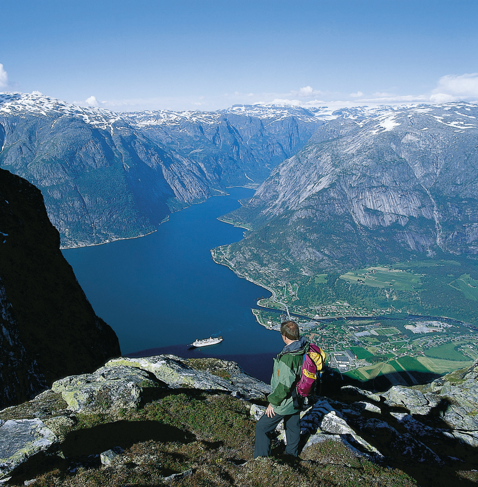 Eidfjord, utsikt m/brakestad (Foto: Reisemål Hardanger Fjord as)