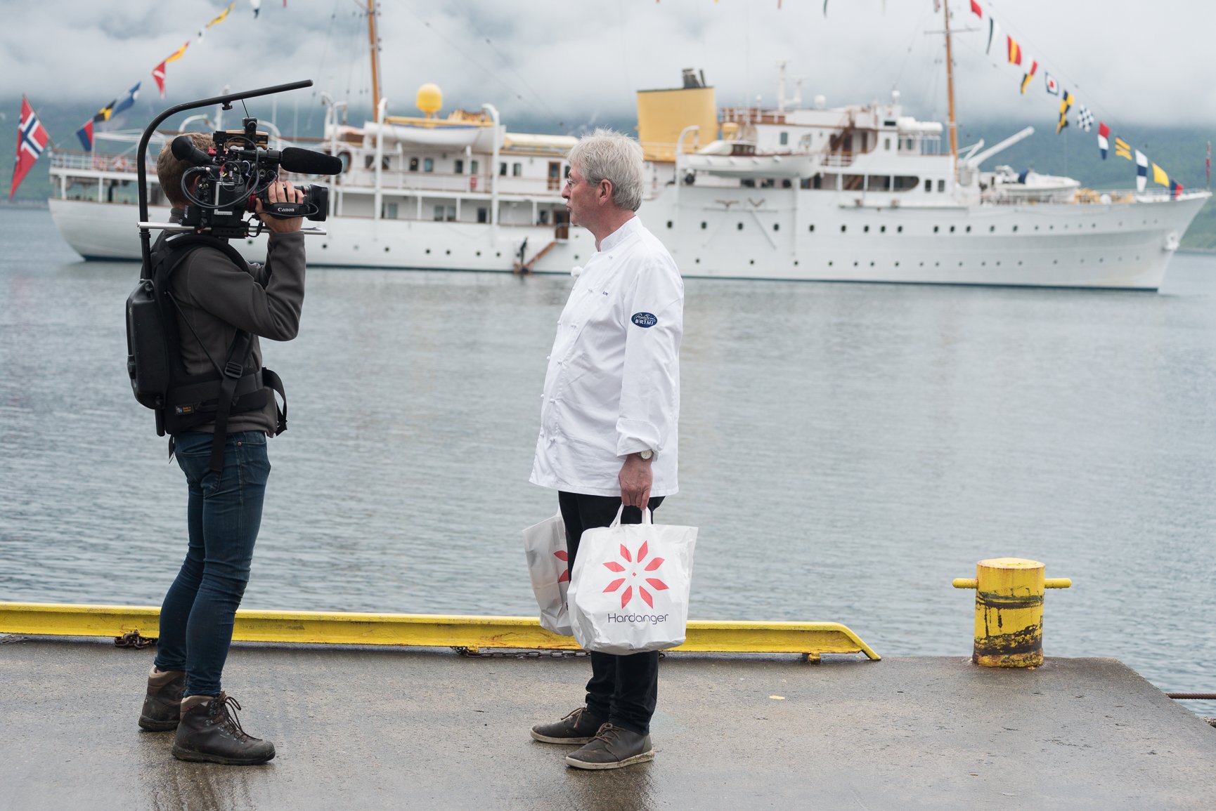Arne Brimi vert intervjua. Foto: Eli Lund, Hardanger folkeblad
